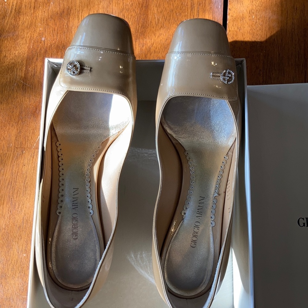 Giorgio Armani beige/tan patent leather heels